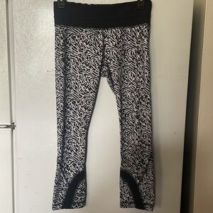 Lululemon Size 4 black & white patterned leggings inseam 21”‎